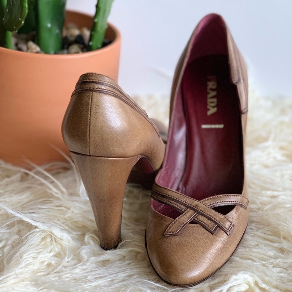 Vintage Prada Pump in Antiqued Tan Leather - Picture 2 of 8